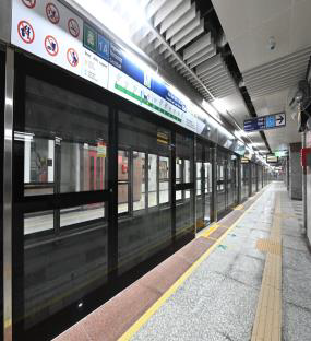 Metro station platform lighting